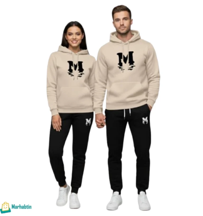 بيجاما كوبل هودي فليس باللون البيج الفاتح مع طبعة "M" السوداء.