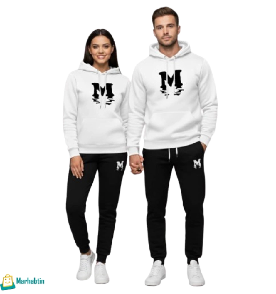 couple-fleece-hoodie-white-2.webp بيجاما كوبل هودي فليس باللون الأبيض الناصع مع طبعة "M" السوداء.
