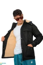 جاكيت كتان فرو تقيل رجالي أسود، يُظهر الموديل البطانة الفروية.