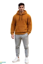 بيجاما رجالي كنزة هودي تيدي فرو بيج وبنطال فضي فليس يُرتدى من قبل شاب سوري في حديقة.