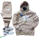 ترينج شتوي رجالي فليس. طقم رياضي شتوي رجالي لون بيج ترابي بشعار Adidas كبير.