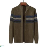 جاكيت صوف رجالي شتوي باللون البيج الجملي، بنقشات محبوكة تزيده فخامة، للمسة دافئة وعصرية.