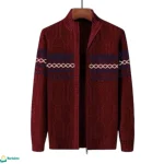 جاكيت صوف رجالي شتوي باللون العنابي الداكن، مزخرف بنقشات شتوية مميزة وجذابة.