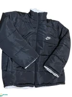 جاكيت رجالي بوجهين أسود براشوت يظهر تفاصيل الأكمام والفرو.