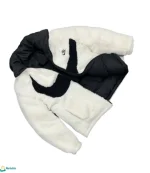 جاكيت رجالي بوجهين من الخلف، يبرز جودة نسيج الفرو الأبيض.