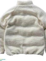 جاكيت رجالي بوجهين من الخلف، يبرز جودة نسيج الفرو الأبيض.