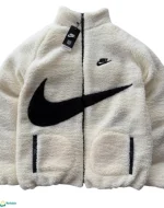 جاكيت رجالي بوجهين فرو أبيض مع شعار نايك أسود ضخم.