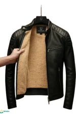 جاكيت جلد مبطن فرو دب بيج، باللون الأسود الكلاسيكي، إظهار تفاصيل الجلد المبطن على الكتف.