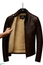 جاكيت جلد مبطن فرو دب بيج، باللون البني الغامق، تصوير مقرب على البطانة الداخلية الدافئة.