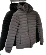 جاكيت براشوت رجالي سوري رمادي مبطن ديكروم، معروض على حامل ملابس.