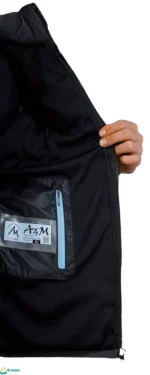 جاكيت براشوت رجالي سوري يظهر الجيب الداخلي العملي والسري لحفظ الهاتف.