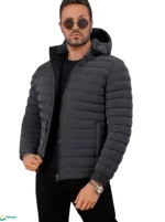 جاكيت براشوت رجالي سوري رمادي، يرتديه عارض أزياء بإطلالة شتوية عصرية.