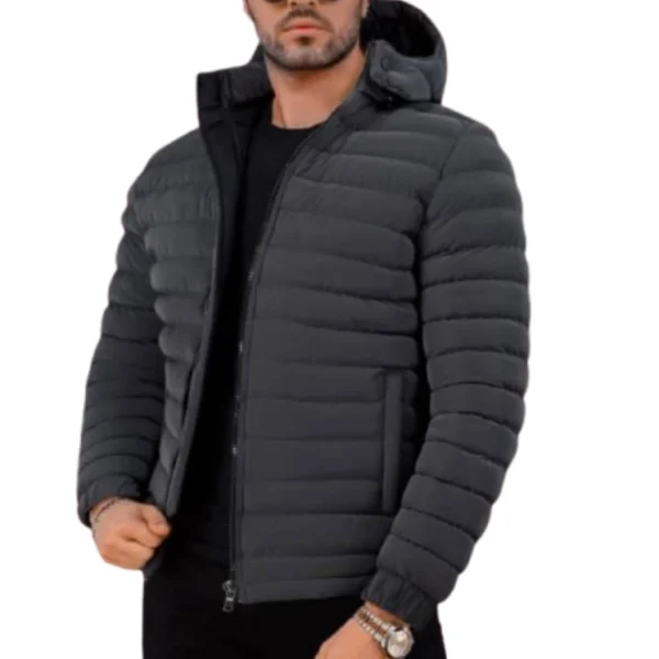 جاكيت براشوت رجالي سوري رمادي، يرتديه عارض أزياء بإطلالة شتوية عصرية.