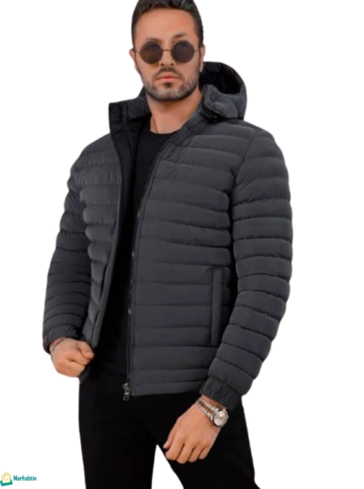 جاكيت براشوت رجالي سوري رمادي، يرتديه عارض أزياء بإطلالة شتوية عصرية.