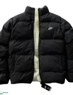 جاكيت رجالي بوجهين أسود منفوخ مع بطانة فرو كريمية وشعار Nike.