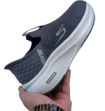 تفاصيل النسيج الجانبي لحذاء سكيتشرز رمادي مريح للمشي.