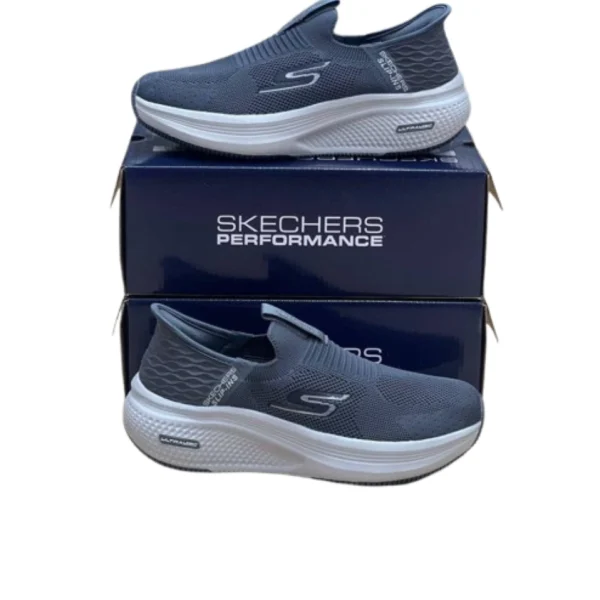 زوج حذاء سكيتشرز رمادي مريح للمشي فوق العبوة الأصلية