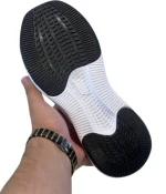 نعل حذاء سكيتشرز مريح للمشي مانع للانزلاق ومقسم.